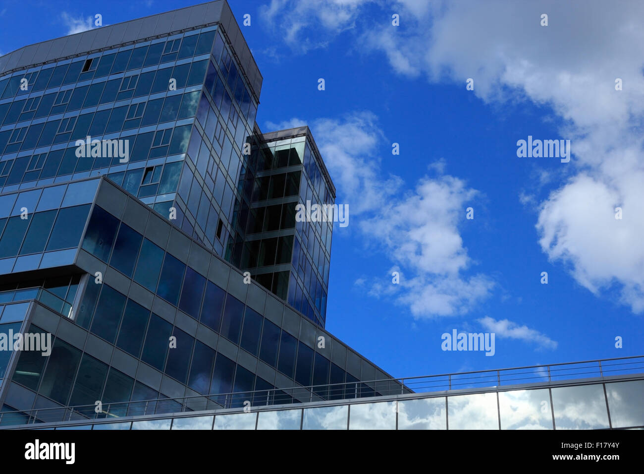 Niedrigen Winkel Blick auf modernen Glas und Stahl Bürogebäude Stockfoto