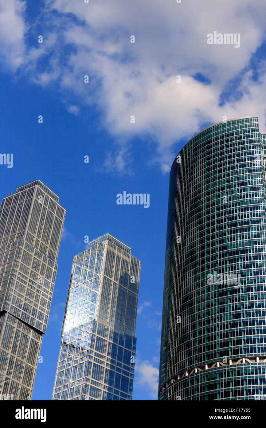 Gruppe von modernen Bürogebäuden, die von der Sonne beleuchtet. Stockfoto
