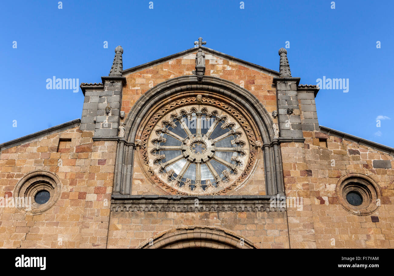Avila, Spanien - 10. august 2015: Piazza Santa Teresa, vor der Kirche von San Pedro, Hauptfassade zeichnet sich die Zisterzienser-Rose Stockfoto