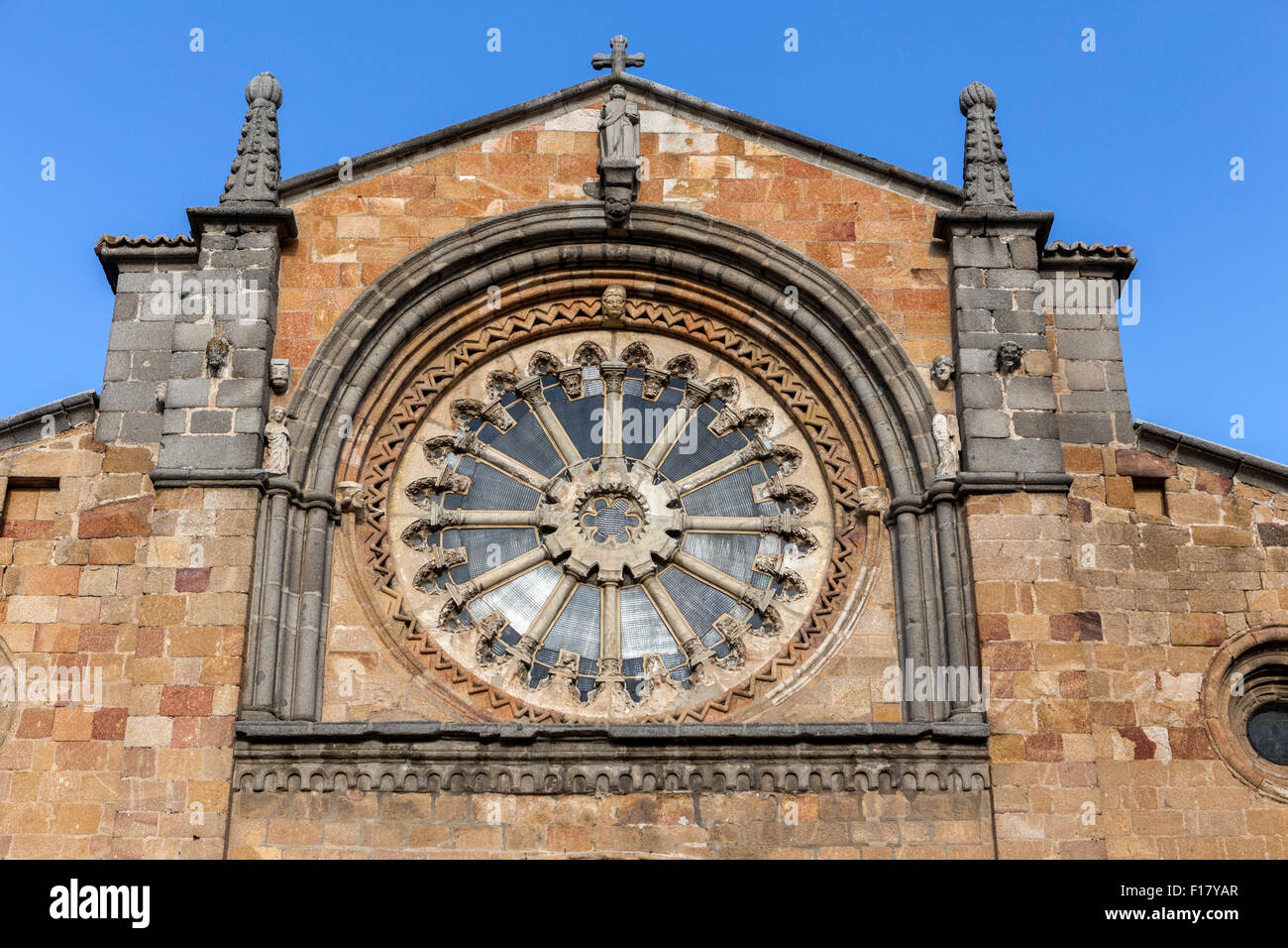 Avila, Spanien - 10. august 2015: Piazza Santa Teresa, vor der Kirche von San Pedro, Hauptfassade zeichnet sich die Zisterzienser-Rose Stockfoto