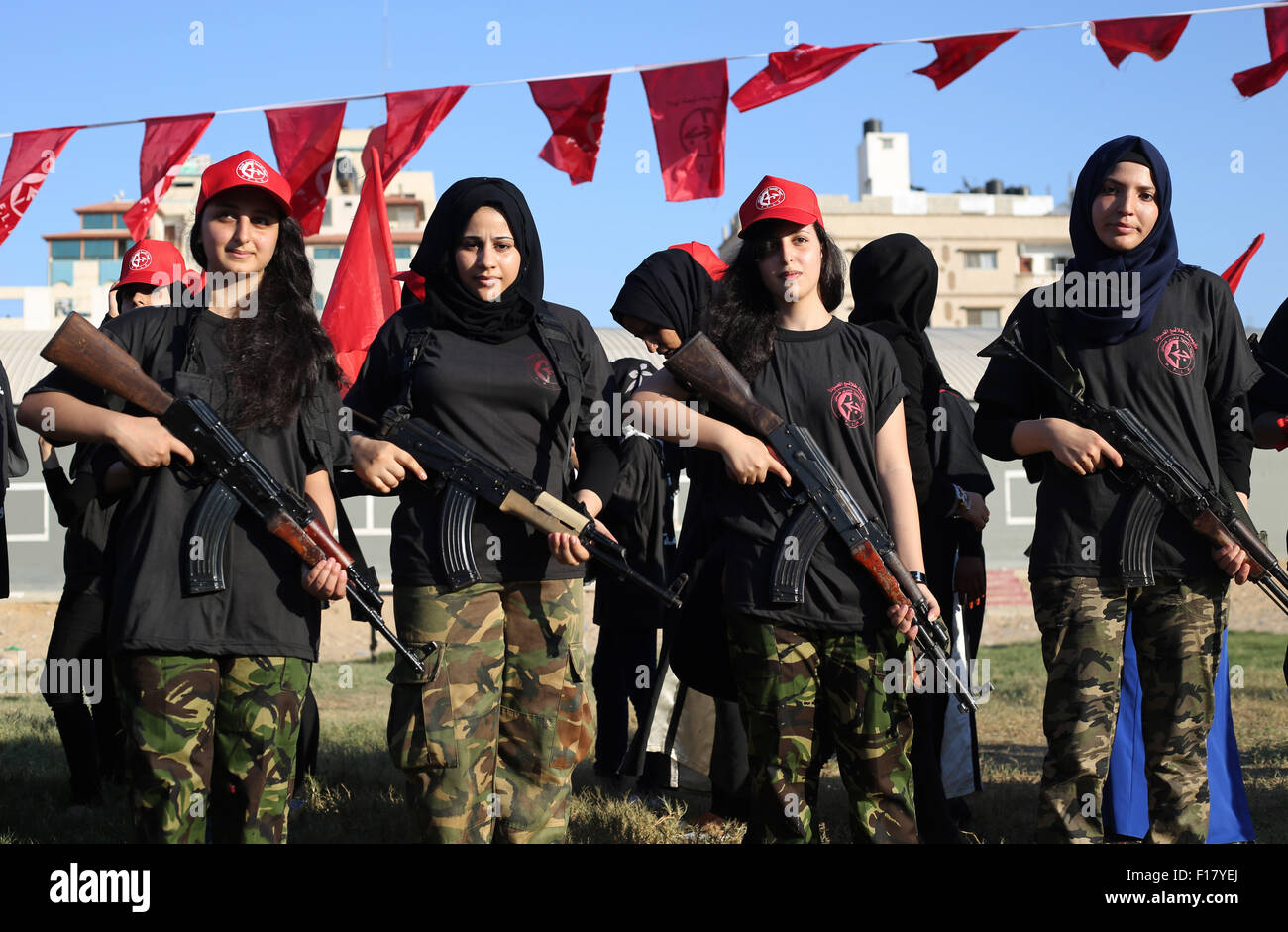 Gaza-Stadt, Gazastreifen, Palästina. 29. August 2015. Palästinensische Mädchen teilnehmen in Abschlussfeier für militärische Trainingscamps, gesponsert von der Volksfront für die Befreiung Palästinas Bewegung in Gaza-Stadt, PFLP sagte, diese militärische Trainingslager soll die Jugend wie bereit und in der Lage, ihre Rolle in der Befreiung Palästinas zu trainieren. Bildnachweis: Mahmoud Issa/Quds Net News/ZUMA Draht/Alamy Live-Nachrichten Stockfoto