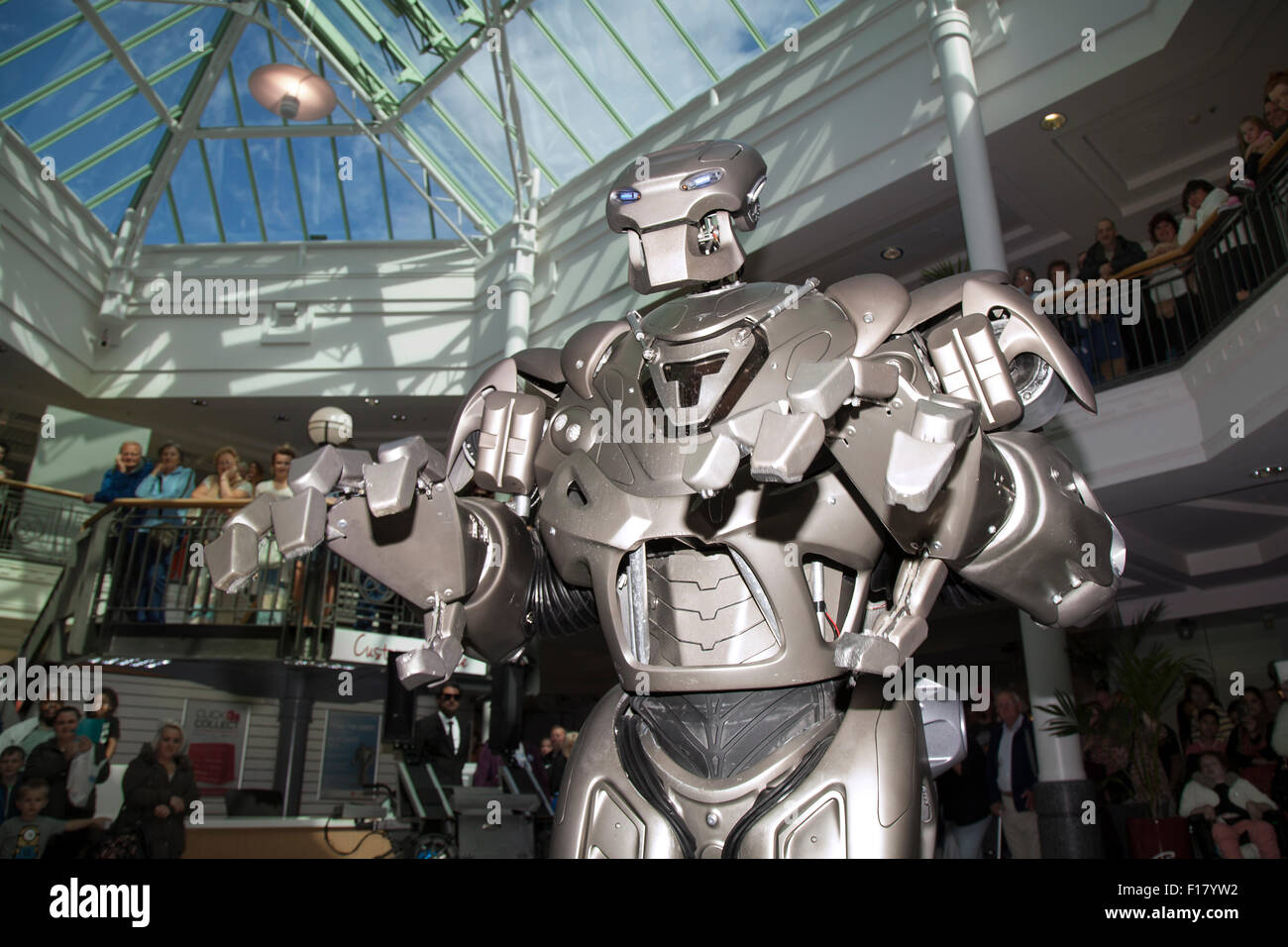Preston, Lancashire, 29. August 2015. Schließen Enncounter als EXO Titan der Roboter visits St George's Center. Titan der Roboter die Bühne Name einer Kostüm von Cyberstein Robots Ltd. im Jahr 2004 erstellt wurde, ist es Metall Kostüm getragen nicht ein exoskelett. Der Roboter Kostüm ist ca. 2,4 m (7,9 ft.) hoch und 60 kg (9.4) und steigt auf 350 kg (55) Einschließlich der Warenkorb Sie reitet auf Ausrüstung und. Das Gesicht sieht aus wie ein Schädel, und einige haben es sogar an einen Transformator im Vergleich. Stockfoto