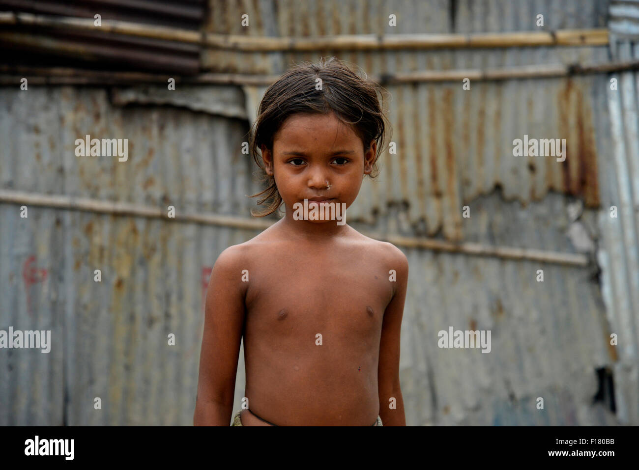 Dhaka, Bangladesch. 29. August 2015. Ein Porträt von Slumkinder auf Mohammadpur Slum in Dhaka City, Bangladesch. Am 29. August 2015 aus Bangladesch Slum Kind am Mohammadpur Slum in Dhaka. Mehr als die Hälfte der Bevölkerung der städtischen Slums sind Kinder. Sie stellen not auf einer täglichen Basis, die Hunger, schlechter Zugang zu sauberem Wasser, Gesundheitsversorgung, unzureichende Aufklärung und Schutz enthält. Bildnachweis: Mamunur Rashid/Alamy Live-Nachrichten Stockfoto