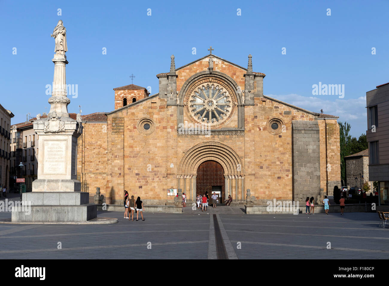 Avila, Spanien - 10. august 2015: Piazza Santa Teresa, vor der Kirche von San Pedro, Hauptfassade zeichnet sich die Zisterzienser-Rose Stockfoto