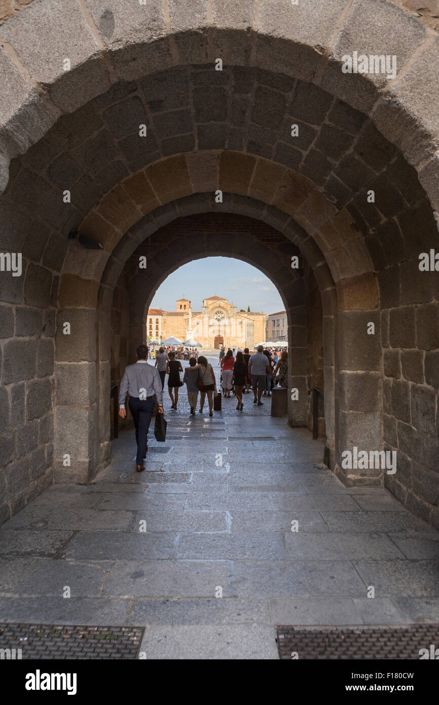 Avila, Spanien - 10. august 2015: Piazza Santa Teresa, vor der Kirche von San Pedro, ein Spaziergang durch den Bogen der Touristen die Stockfoto