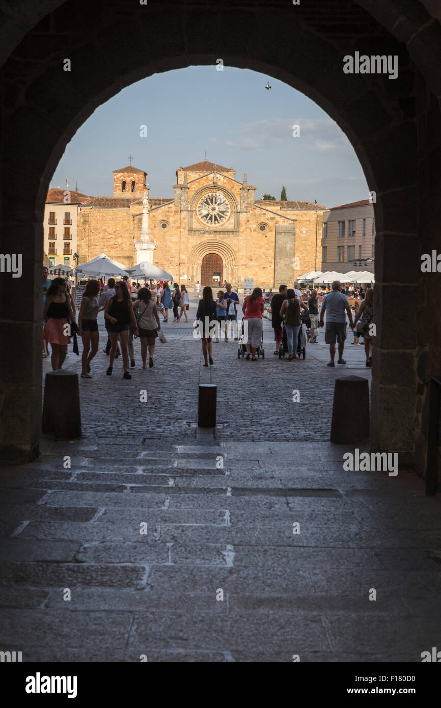 Avila, Spanien - 10. august 2015: Piazza Santa Teresa, vor der Kirche von San Pedro, ein Spaziergang durch den Bogen der Touristen die Stockfoto