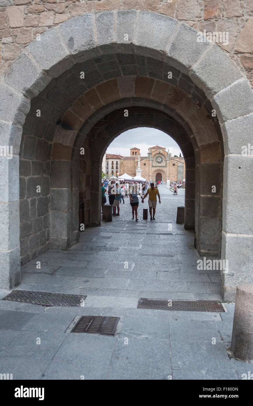 Avila, Spanien - 10. august 2015: Piazza Santa Teresa, vor der Kirche von San Pedro, ein Spaziergang durch den Bogen der Touristen die Stockfoto