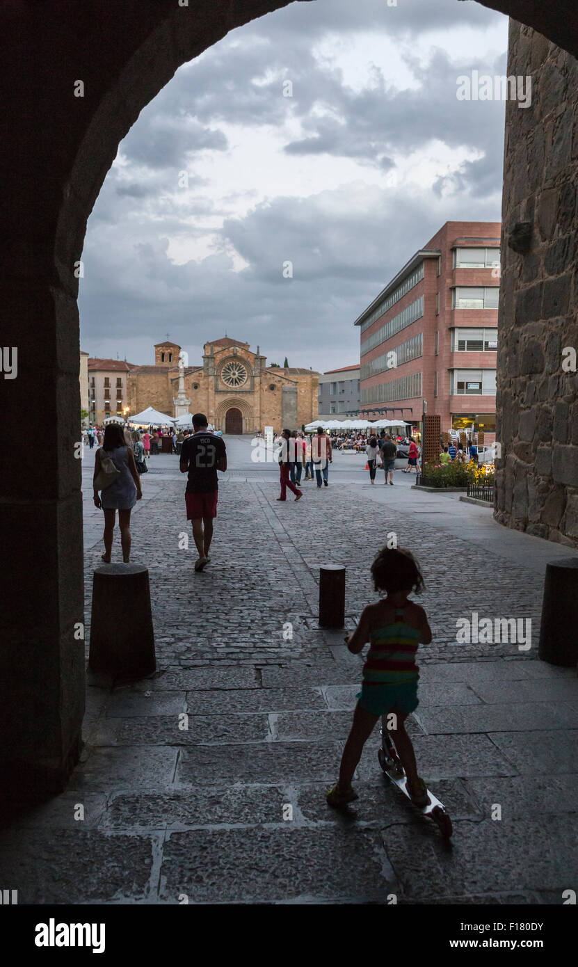 Avila, Spanien - 10. august 2015: Piazza Santa Teresa, vor der Kirche von San Pedro, ein Spaziergang durch den Bogen der Touristen die Stockfoto