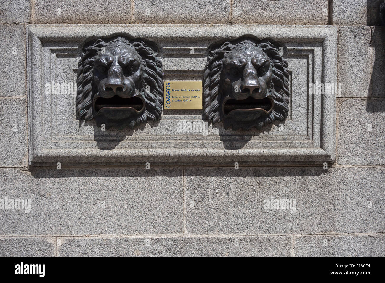 Post Office Building, Detail des Briefkastens für Briefe mit Löwenköpfen gemacht in Bronze, Avila, Spanien Stockfoto