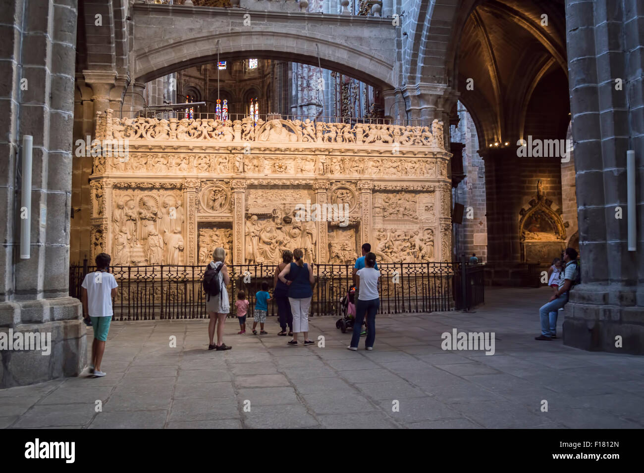 Avila, Spanien - 10. august 2015: Innenansicht der Kathedrale in Avila Gruppe von Touristen bewundern die Retrochor beleuchtet, eine R Stockfoto