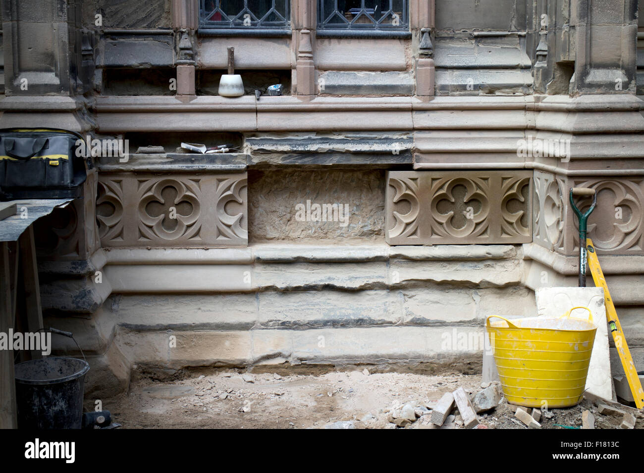 Beauchamp Kapelle äußere Mauerwerk Reparatur, Marienkirche, Warwick, UK Stockfoto