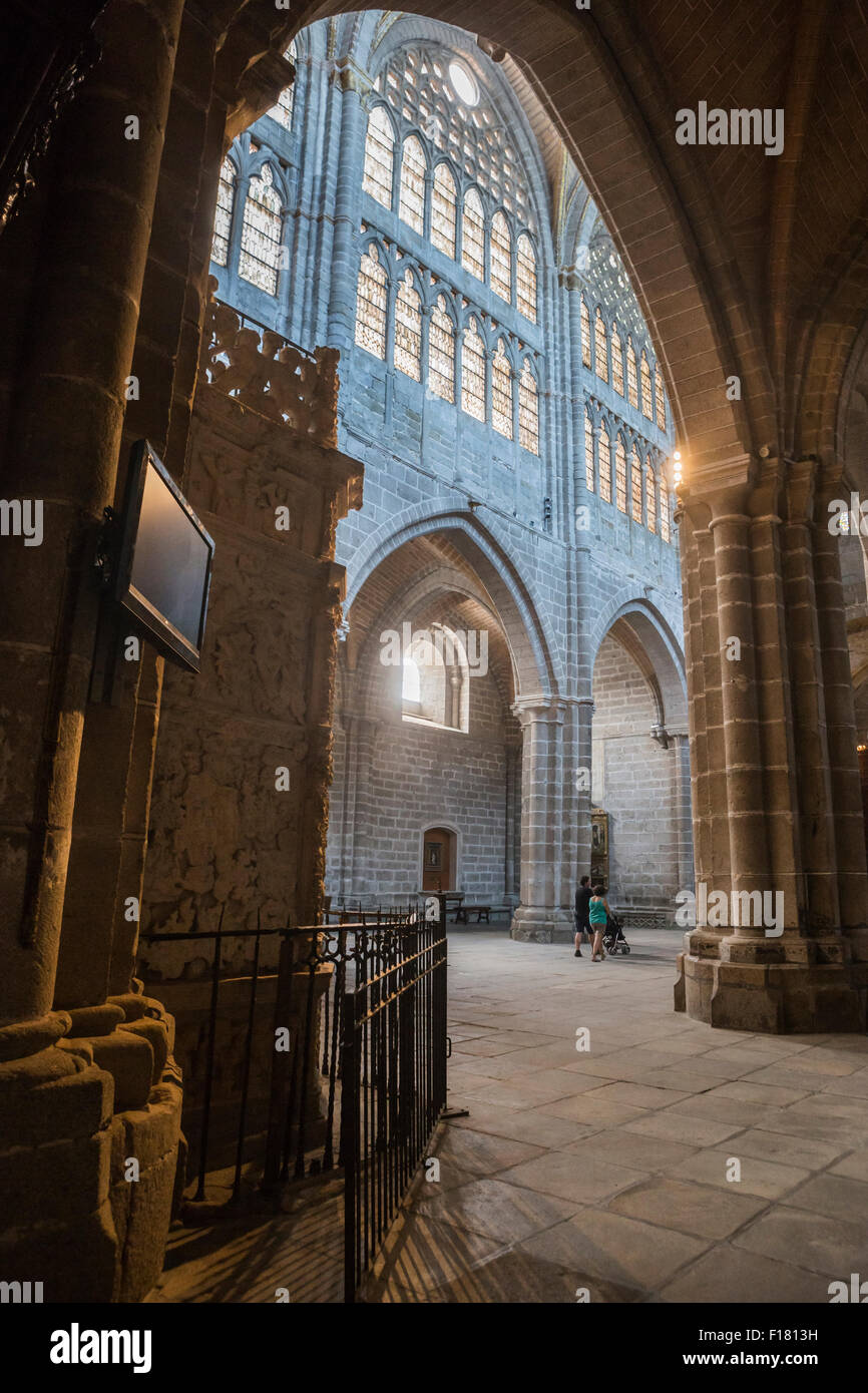 Avila, Spanien - 10. august 2015: Innenansicht der Kathedrale von Avila, eine romanische und gotische Kirche im Süden von alten Kastilien Stockfoto