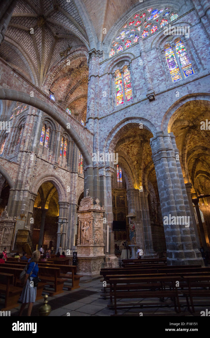 Avila, Spanien - 10. august 2015: Innenansicht der Kathedrale von Avila, eine romanische und gotische Kirche im Süden von alten Kastilien Stockfoto