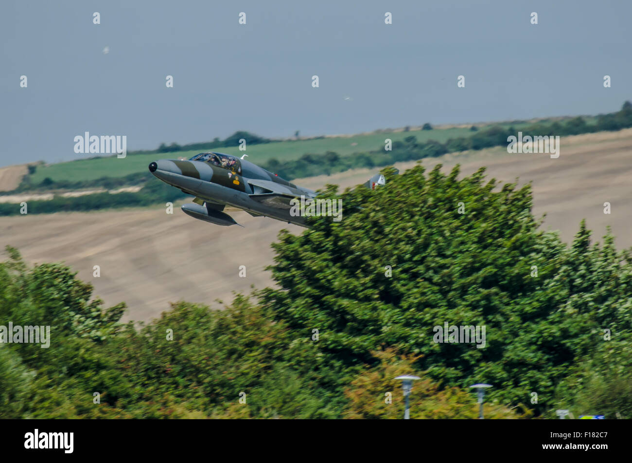 Pilot Andy Hill fliegt Hawker Hunter WV372 auf der Shoreham Airshow, der von der Schleife zu tief zum Boden absteigt, bevor er auf der A27 abstürzt Stockfoto
