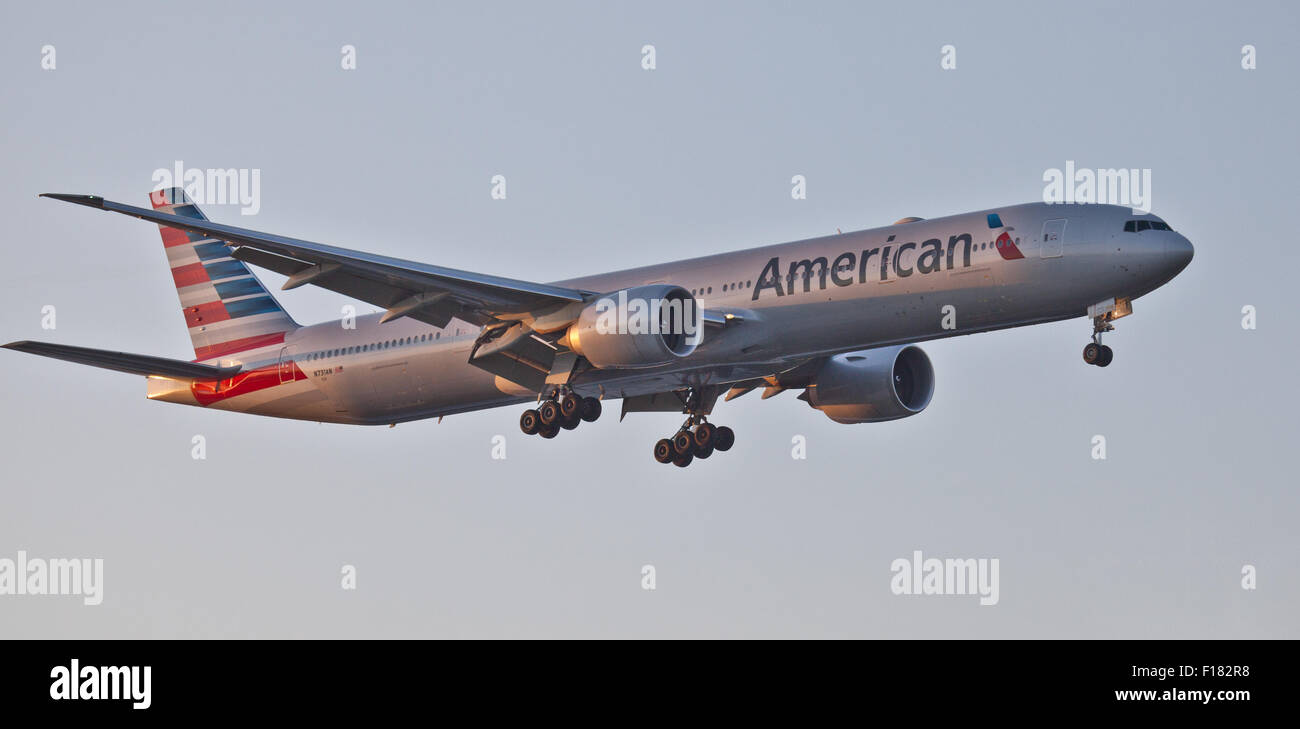 American Airlines Boeing 777 N 731 eine ins Land am Flughafen London Heathrow LHR Stockfoto