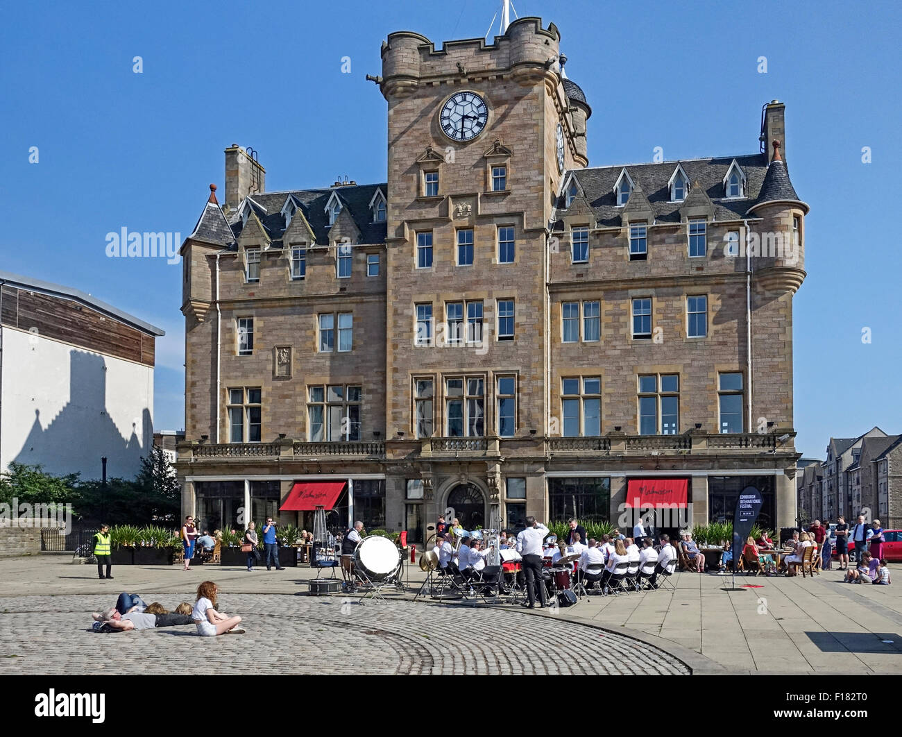 Newtongrange Silber Band spielt auf Tower Place The Shore in Leith, Edinburgh, Schottland während des internationalen Festivals Stockfoto