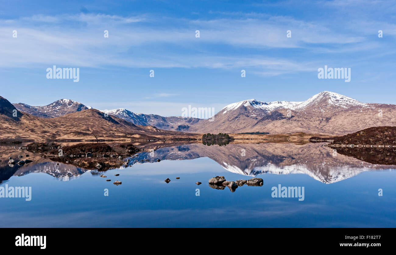 Der Schwarze Berg Rannoch Moor mit Bergen Clach Leathad & Meall eine Bhuiridh (R) & Stob Ghabhar (L) & Lochhan na-Achlaise vorne im Hochland Schottlands Stockfoto