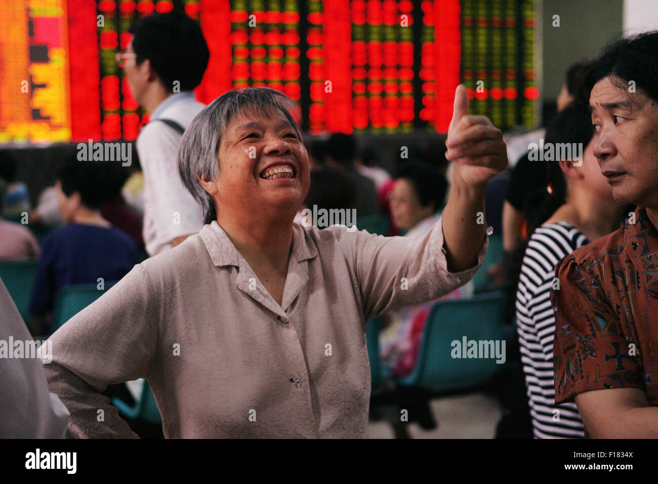 Ein Investor Uhren den eklektischen Monitor an einer Börse in Wuhan, Provinz Hubei, China 2007 bis 2015. Stockfoto