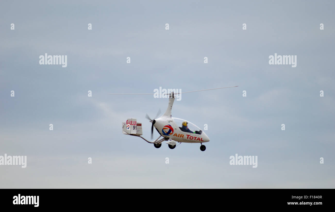 Auto-Giro fliegen bei den Clacton auf Meer Airshow. Stockfoto