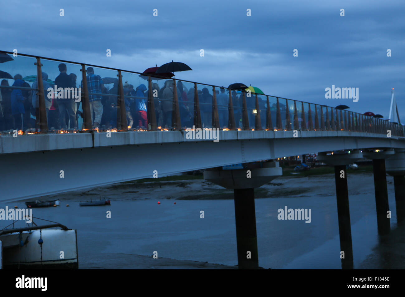 Shoreham Candlelight Vigil nach dem Flugzeugunglück auf der Shoreham Flugplatz Show 2015, ein Moment des Gedenkens an Tote und Verletzte. 29.. August 2015 Stockfoto