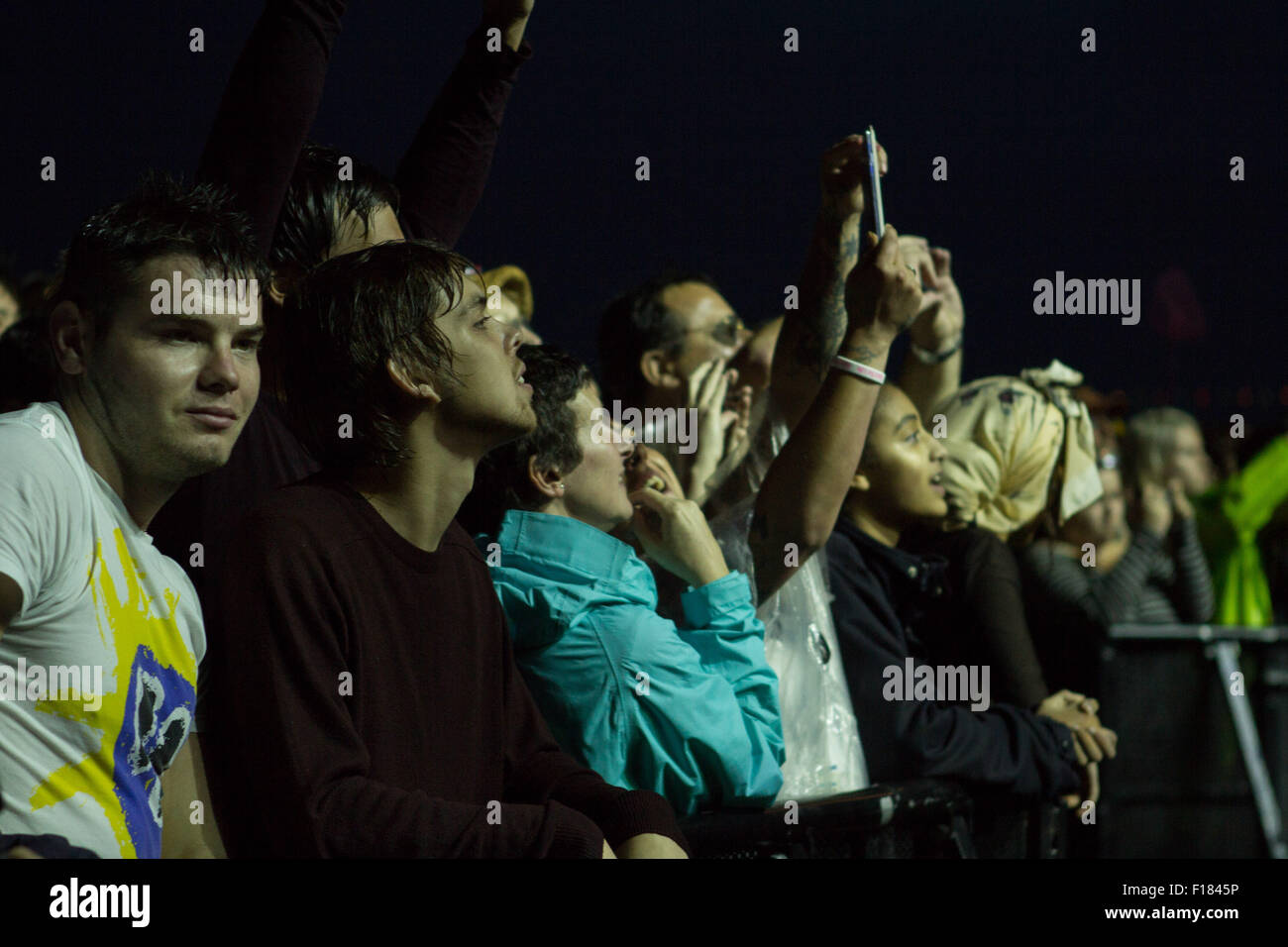 Portsmouth, UK. 29. August 2015. Siegreiche Festival Samstag auswaschen. Menschenmassen beobachten Primal Scream auf der Hauptbühne, wie Regen nach unten strömt. Bildnachweis: Alex Bailey / Alamy Live News Stockfoto