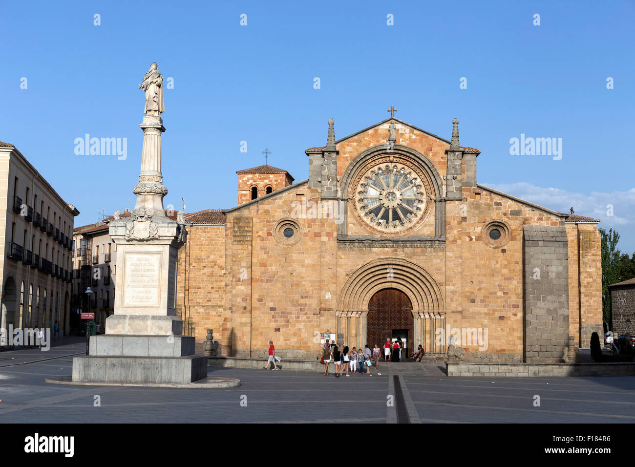 Avila, Spanien - 10. august 2015: Piazza Santa Teresa, vor der Kirche von San Pedro, Hauptfassade zeichnet sich die Zisterzienser-Rose Stockfoto
