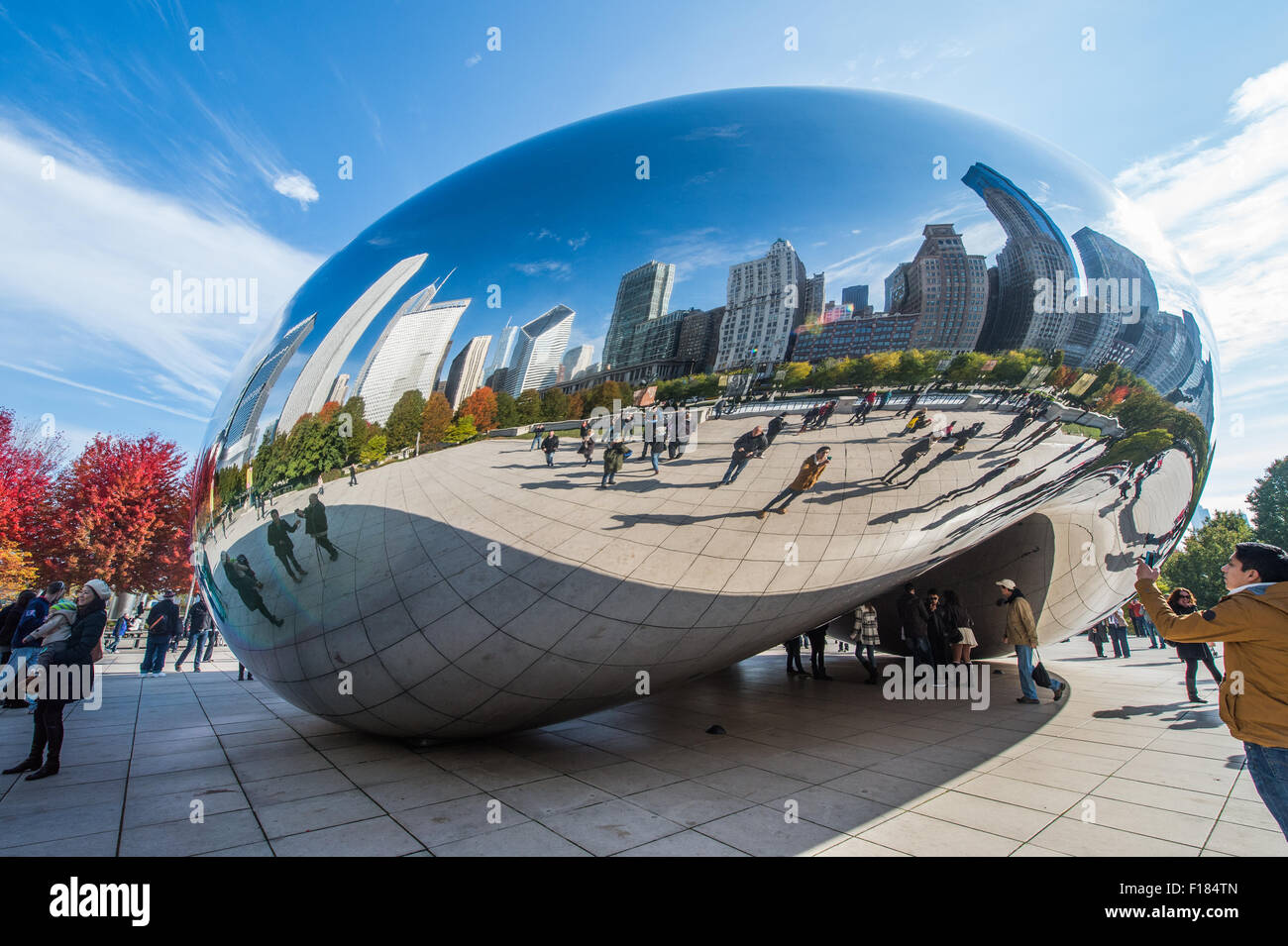 Besucher am Cloud Gate, Bohne, Chicago, Millennium Park Stockfoto