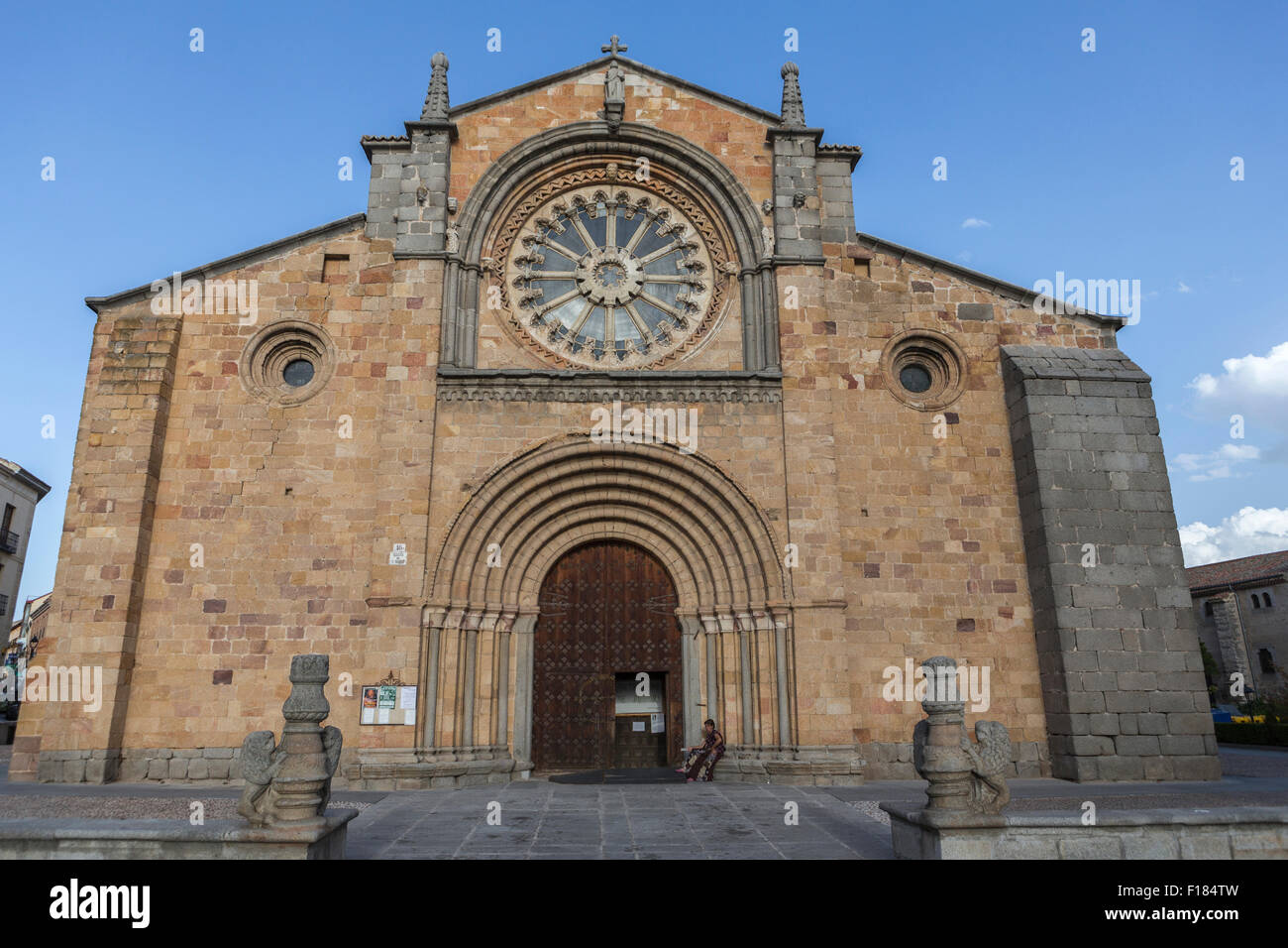 Avila, Spanien - 10. august 2015: Piazza Santa Teresa, vor der Kirche von San Pedro, Hauptfassade zeichnet sich die Zisterzienser-Rose Stockfoto