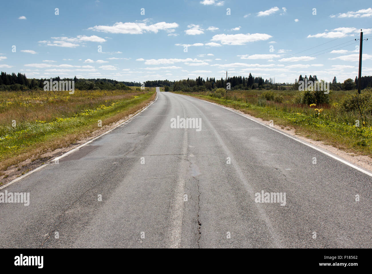 Endlose Leere Asphaltstraße in russischen Vorort Stockfoto