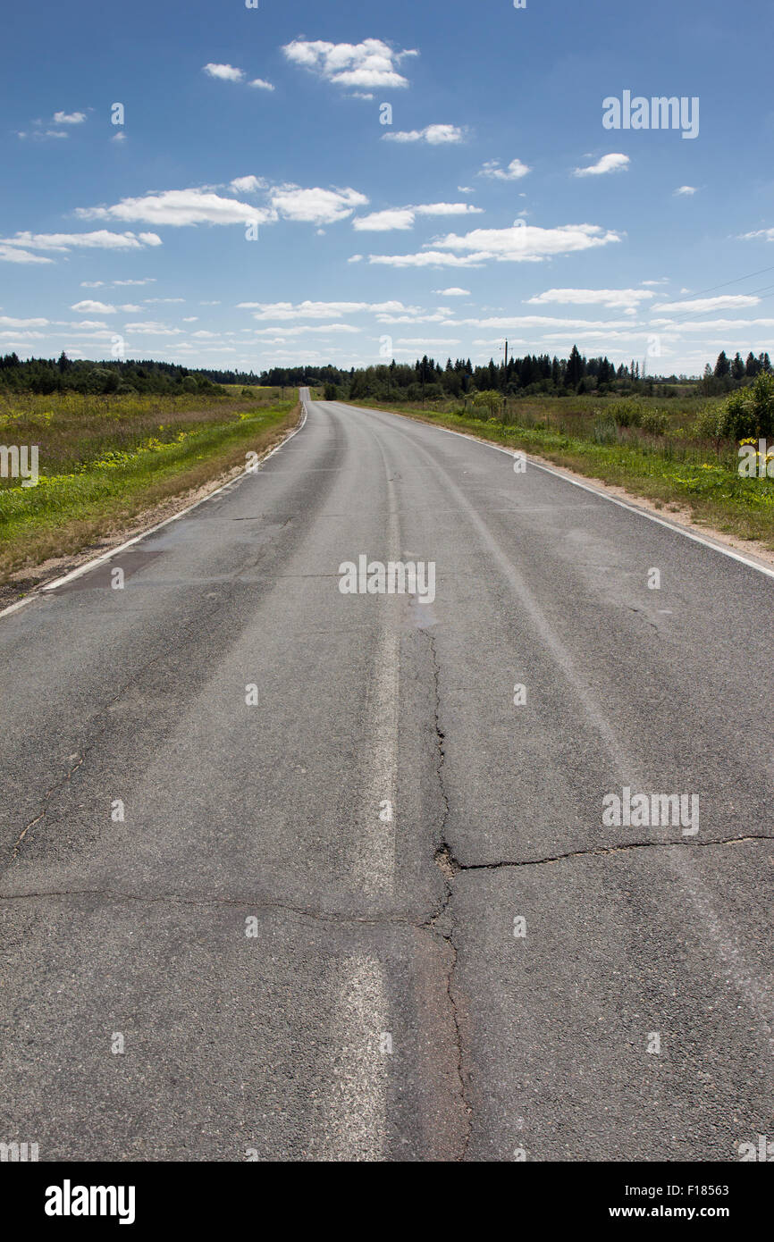 Endlose Leere Asphaltstraße in russischen Vorort Stockfoto