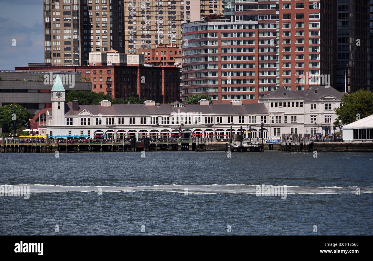 New York City: Neu renovierte beherbergt Pier A im Battery Park, gehobenen Restaurants und Geschäften Stockfoto