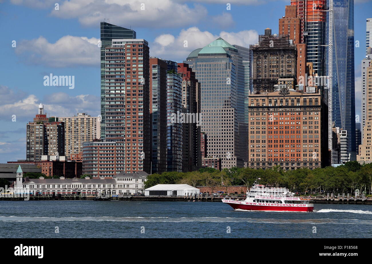 New York City: New York Wasser Tours Sightseeing Boot geht, Battery Park und der Bürotürme von lower Manhattan Stockfoto