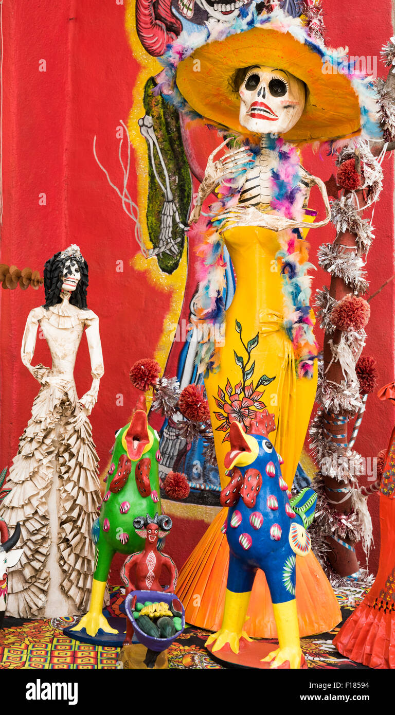 Tag der Toten Figuren im Store "Lezy" in Sayulita, Riviera Nayarit, Mexiko. Stockfoto