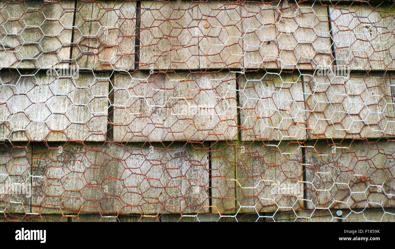 Rostigen Maschendraht auf Holzfliesen Stockfoto