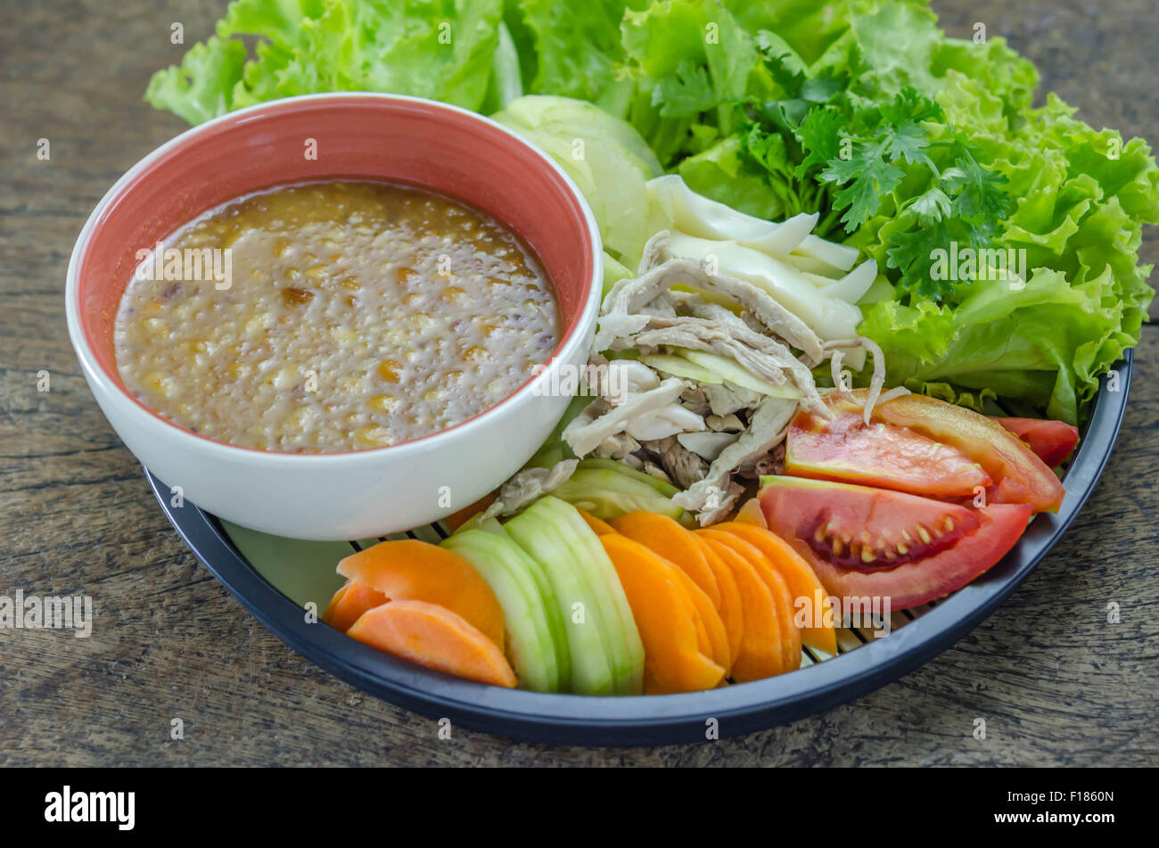 Gedämpftes Huhn mit Bohnen-Sauce und Salat aus frischem Gemüse Stockfoto