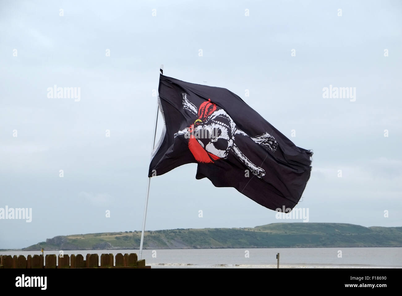 Upside-down Piratenflagge, die über den Strand in Weston Super Mare Stockfoto