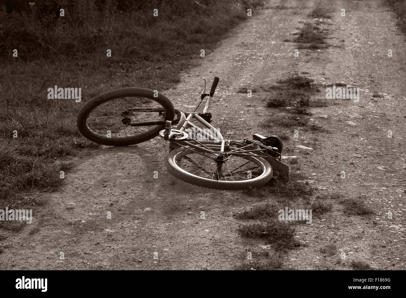 Alten Stil-Cruiser-Fahrrad links auf einer Landstraße, August 2015 Stockfoto