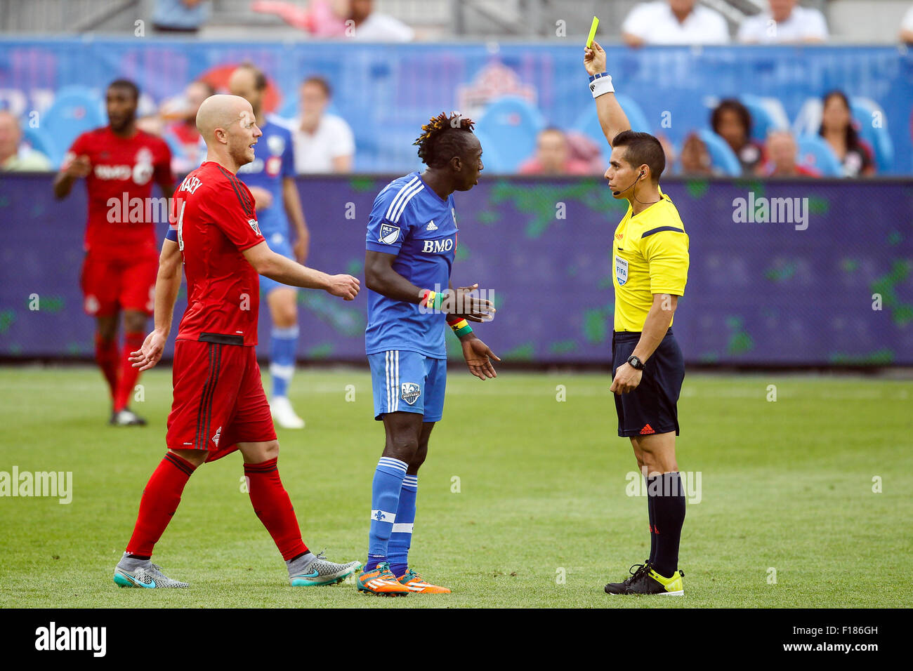 Toronto, Ontario. 29. August 2015. Montreal Impact vorwärts Dominic Oduro (7) erhält eine gelbe Karte in der zweiten Hälfte während des MLS-Spiels zwischen Montreal Impact und der Toronto FC im BMO Field in Toronto, Ontario. © Csm/Alamy Live-Nachrichten Stockfoto