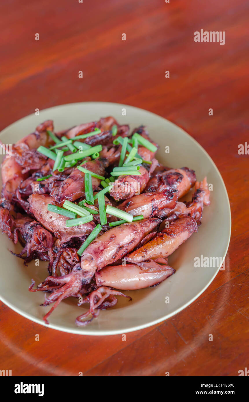 Teller mit sautierten kleine Tintenfisch gebraten mit Knoblauch und ...