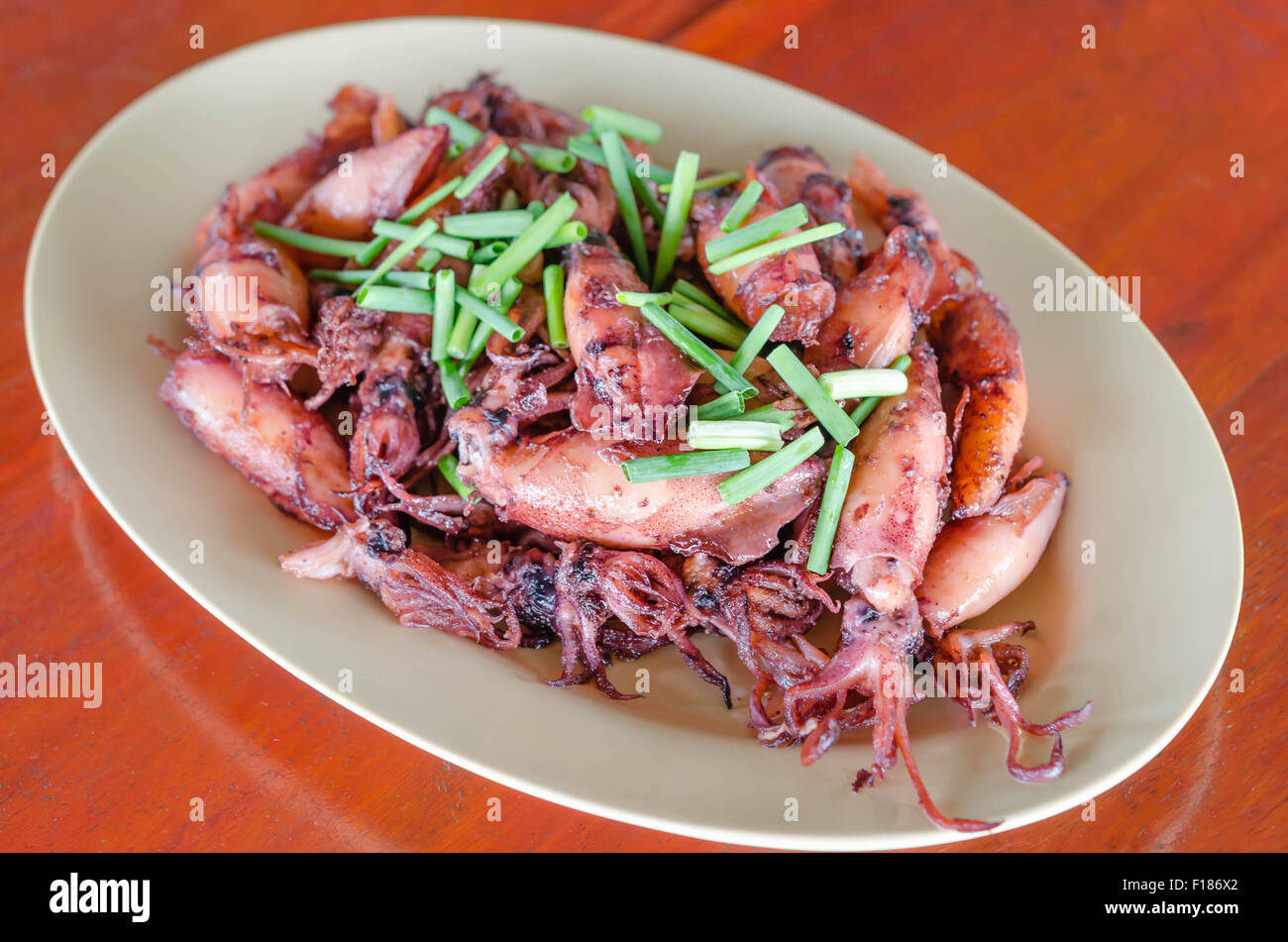 Teller mit sautierten kleine Tintenfisch gebraten mit Knoblauch und sauce Stockfoto