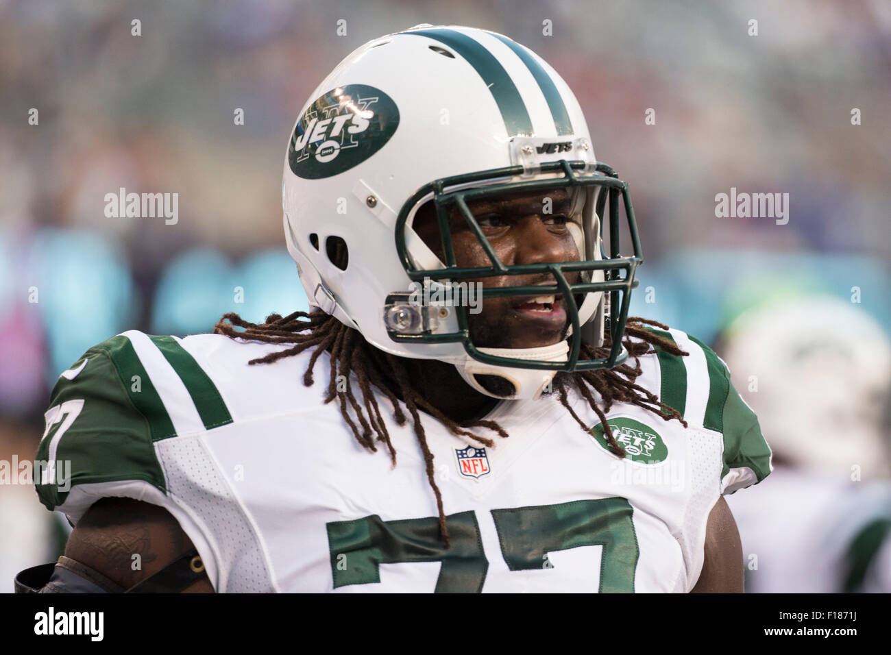 East Rutherford, New Jersey, USA. 29. August 2015. New York Jets Guard James Carpenter (77) blickt auf während der Warm-ups vor dem NFL Preseason-Spiel zwischen den New York Jets und die New York Giants im MetLife Stadium in East Rutherford, New Jersey. Bildnachweis: Cal Sport Media/Alamy Live-Nachrichten Stockfoto