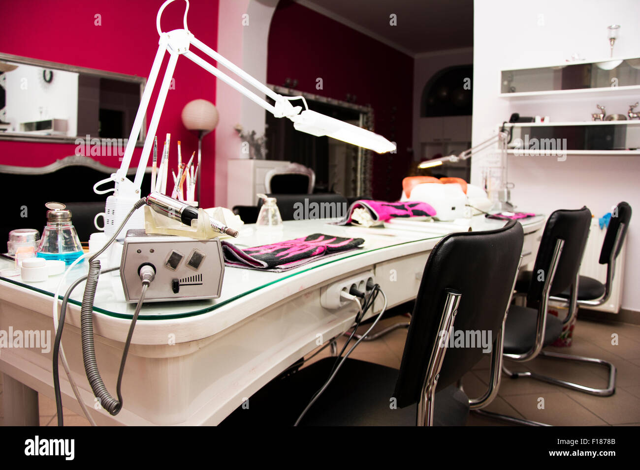 Beauty-Salon schön dekoriert und geschaffen, um bunte, fröhlich, nur für Frauen. Farben sind schwarz und rosa. Stockfoto