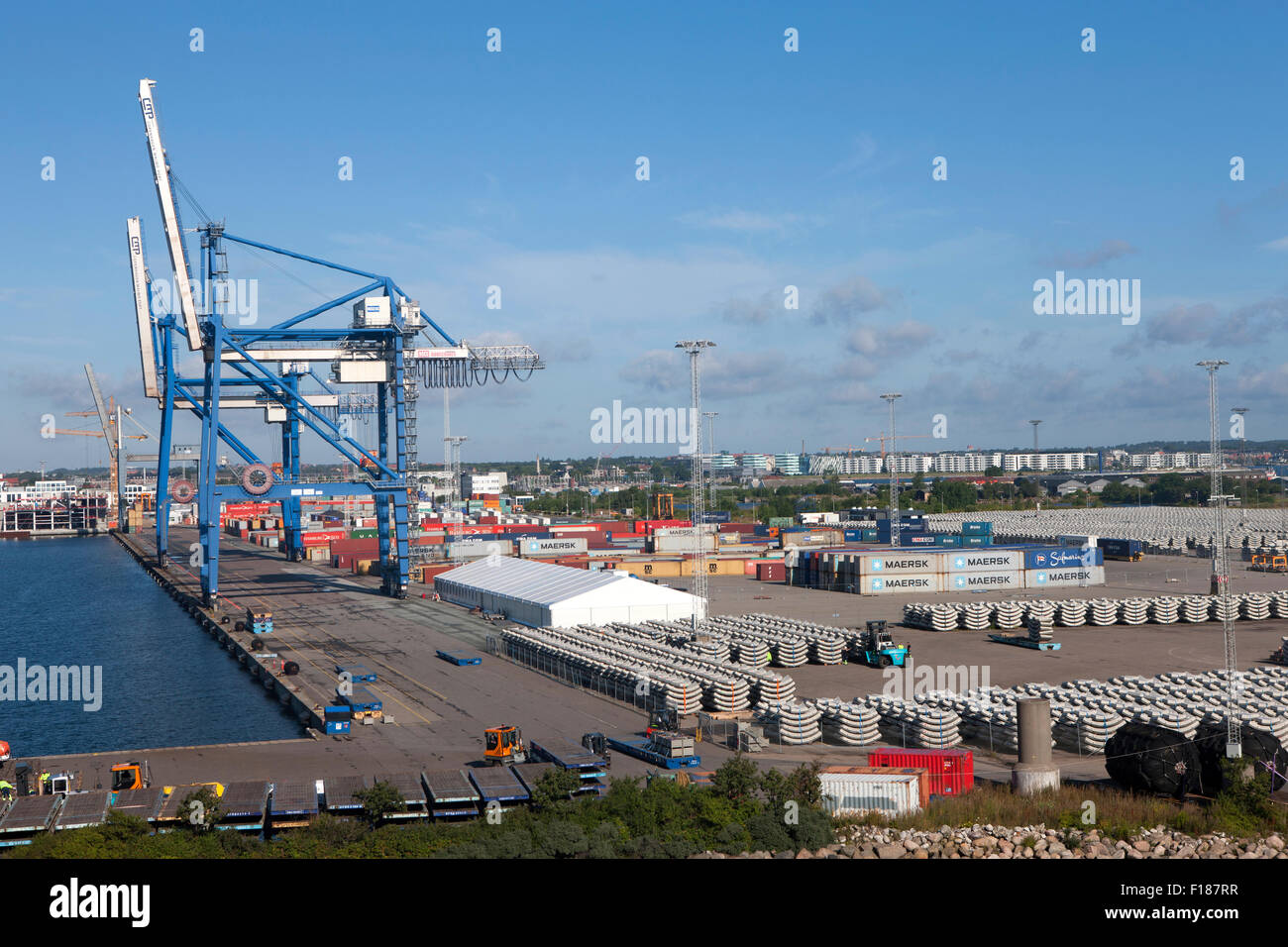 Hafen von Kopenhagen, Dänemark im Sommer mit Stapeln von Pre Cast Stahlbeton Segmente zur Linie Tunnel Stockfoto