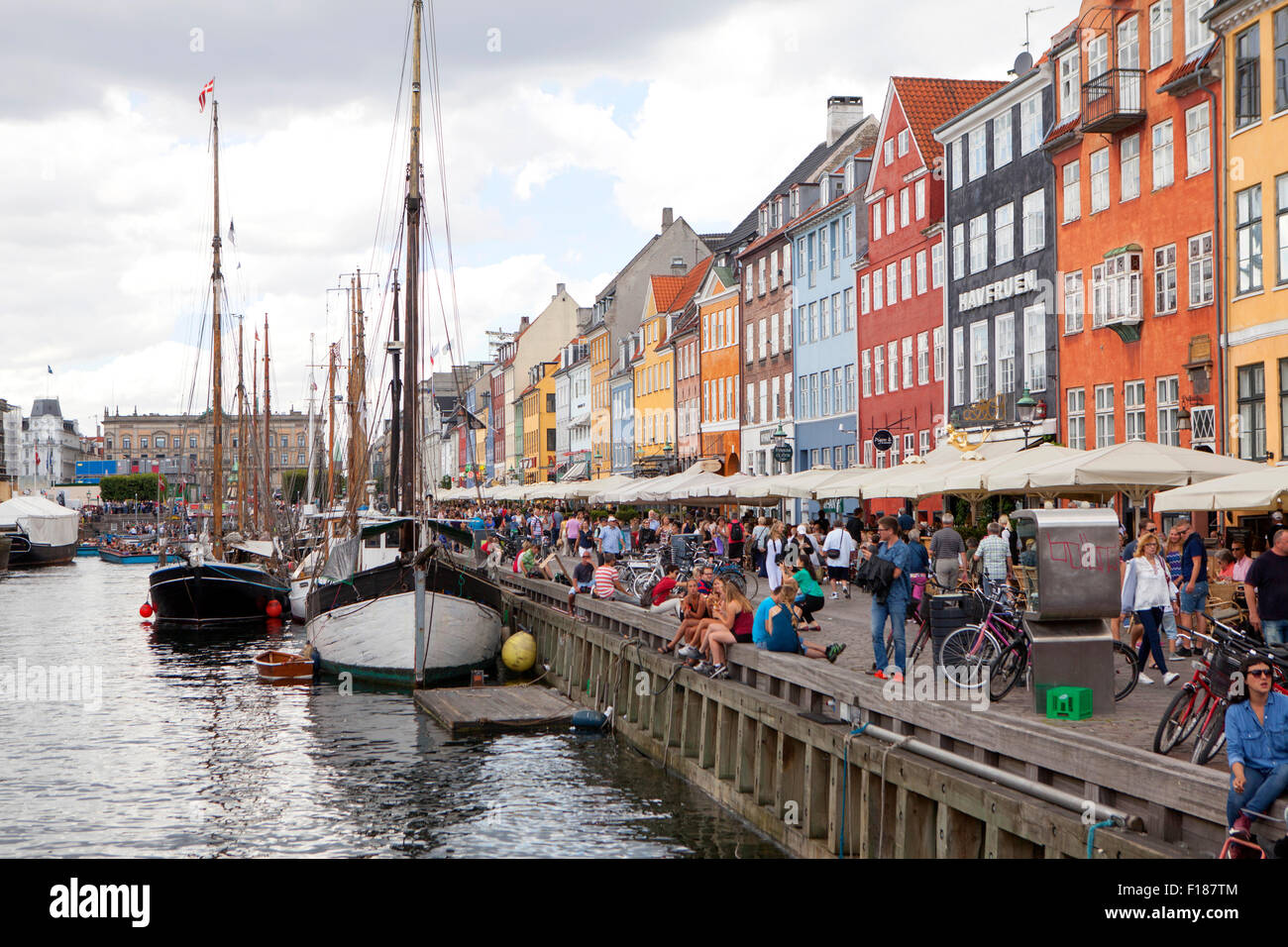 Die Hauptstadt und bevölkerungsreichste Stadt von Dänemark, Nyhavn dem 17. Jahrhundert am Wasser, Kanal und Unterhaltung Bezirk Copenhagen Stockfoto