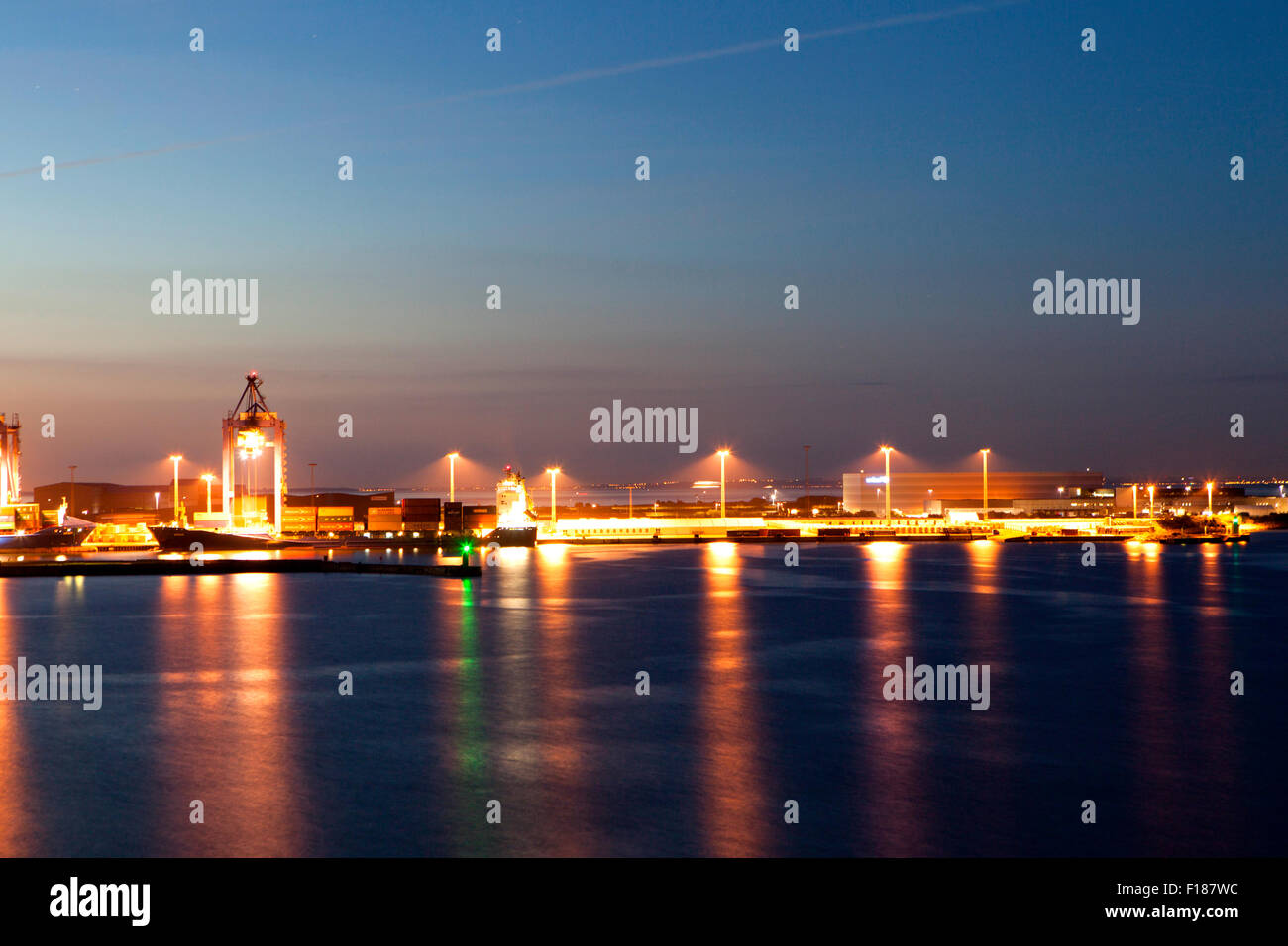 Kopenhagen, die Hauptstadt und bevölkerungsreichste Stadt Dänemarks, Hafen und Industriebetrieb in der Nacht Stockfoto