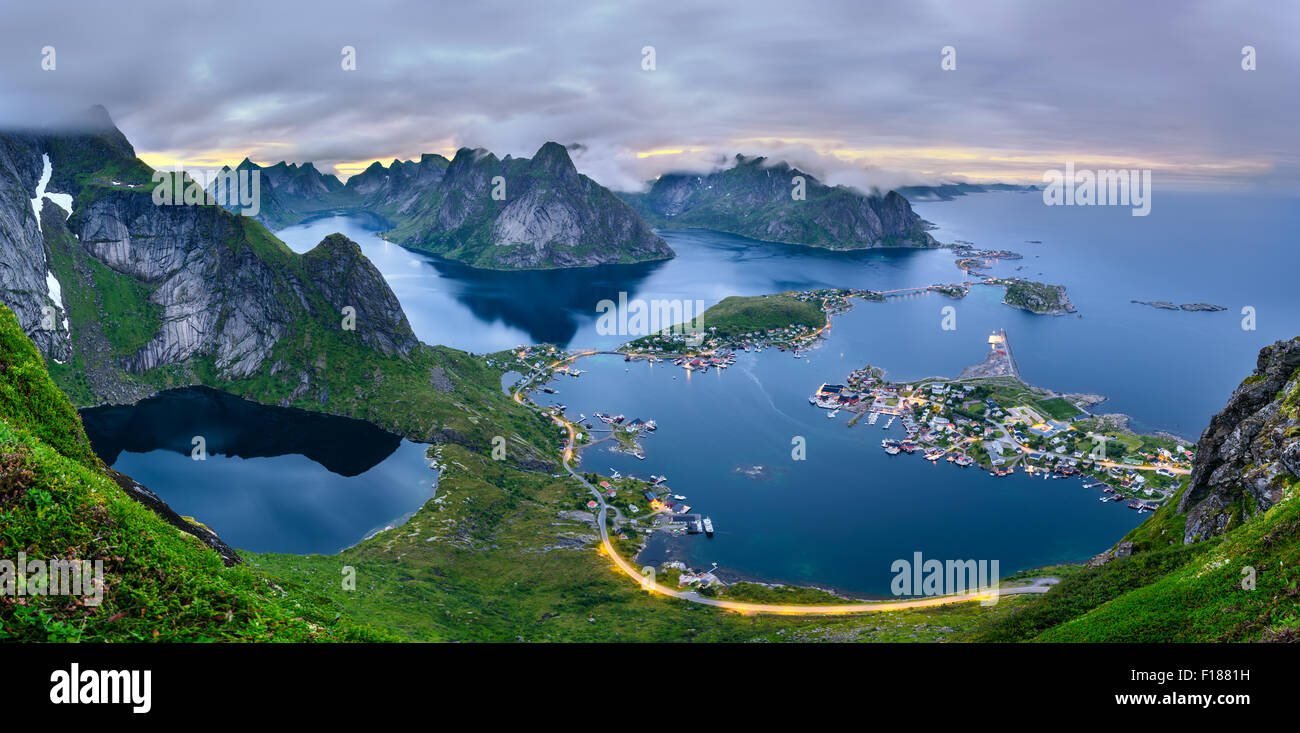 Panorama der Berge und Reine in Lofoten Inseln, Norwegen von Mt. Reinebringen nach Sonnenuntergang betrachtet Stockfoto