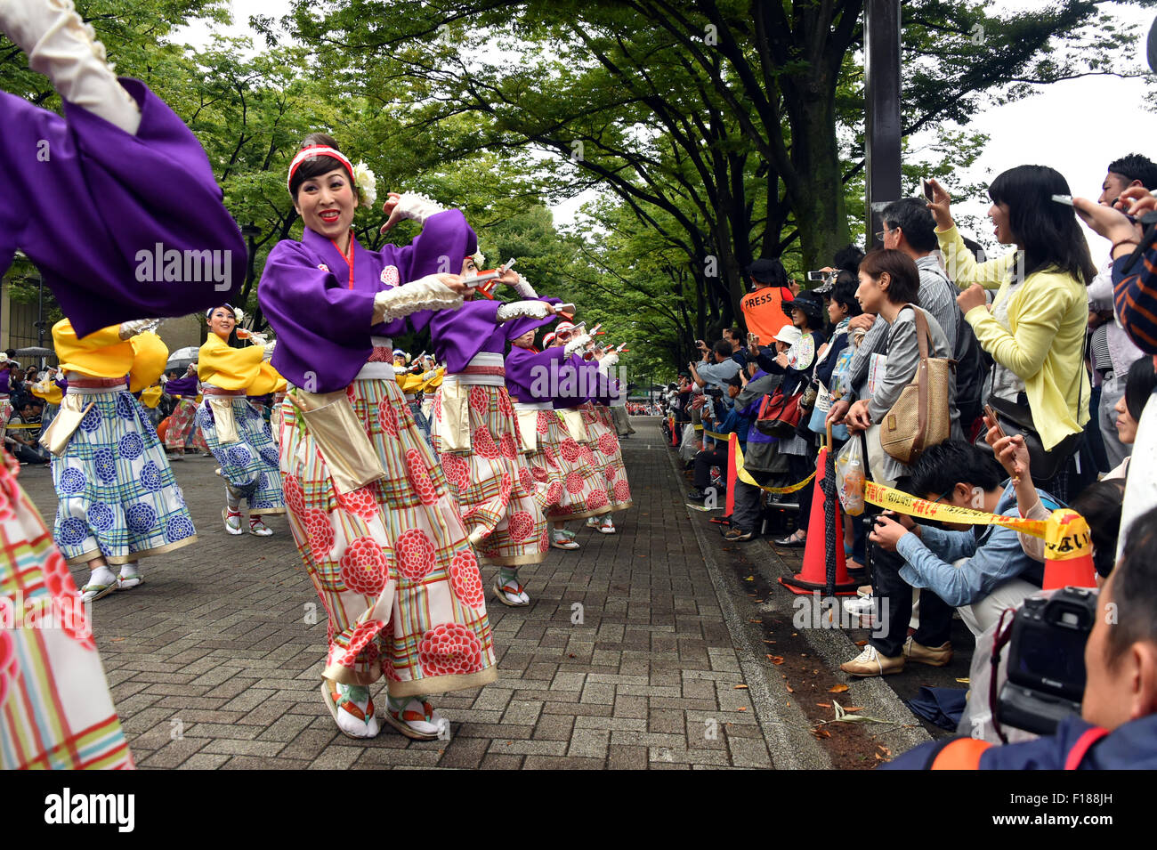 Tokio, Japan. 29. August 2015. Nachtschwärmer in bunten Kostümen tanzen zur Musik auf der Hauptstraße von gehobenen Harajuku-Viertel Tokios während einer jährlichen Karneval auf Samstag, 29. August 2015. Etwa 6.000 Künstler in 100 Gruppen zeigen ihre Tänze vor eine riesige Schar von Zuschauern während der zweitägigen Extravaganza. © Natsuki Sakai/AFLO/Alamy Live-Nachrichten Stockfoto