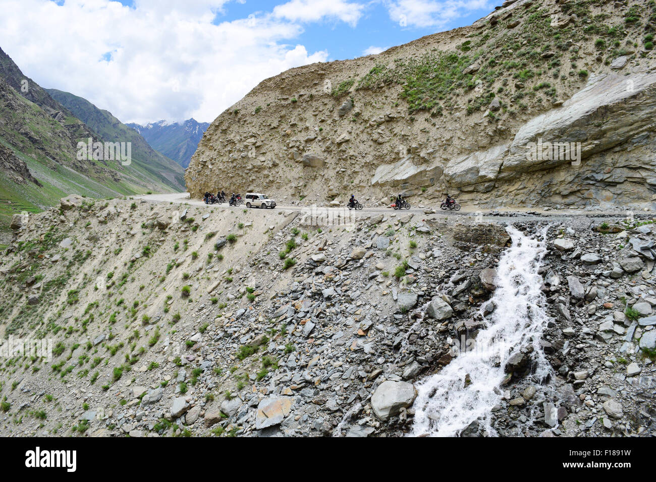 Gefährlichen Kaschmir Straße Reise in Indien im Hochgebirge Himalaya Gebirge geht, Motorräder und Jeep überqueren Erdrutsch Kanalisation Stockfoto