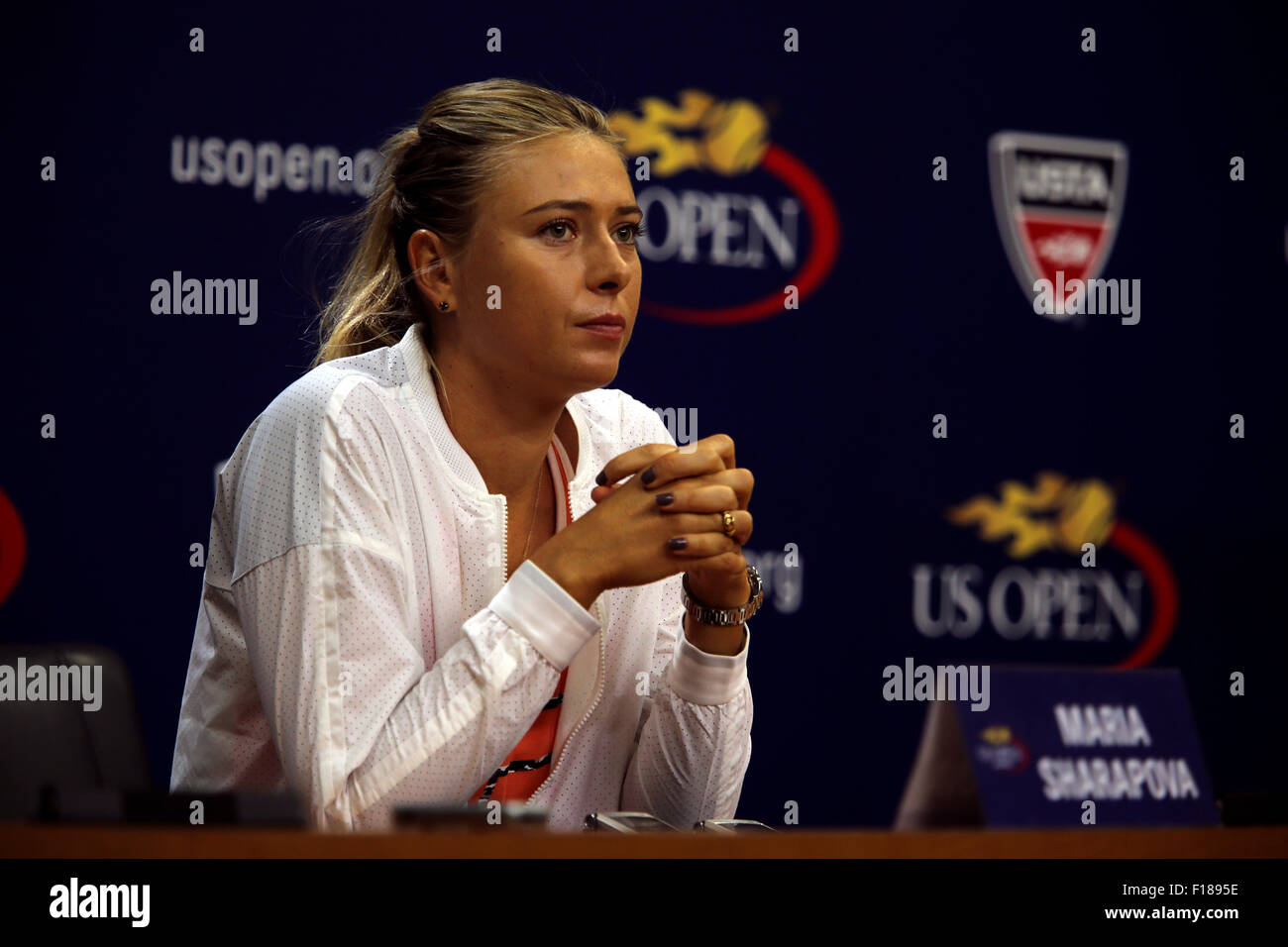 New York, USA. 29. August 2015. Nummer drei Samen spricht Maria Sharapova mit Reportern während einer Pressekonferenz am Billie Jean King USTA National Tennis Center in Flushing Meadows, New York auf Samstag, 29. August 2015.  Sharapova am Sonntag mitteilte war sie zurückziehen aus dem Turnier wegen einer Beinverletzung.  Bildnachweis: Adam Stoltman/Alamy Live-Nachrichten Stockfoto