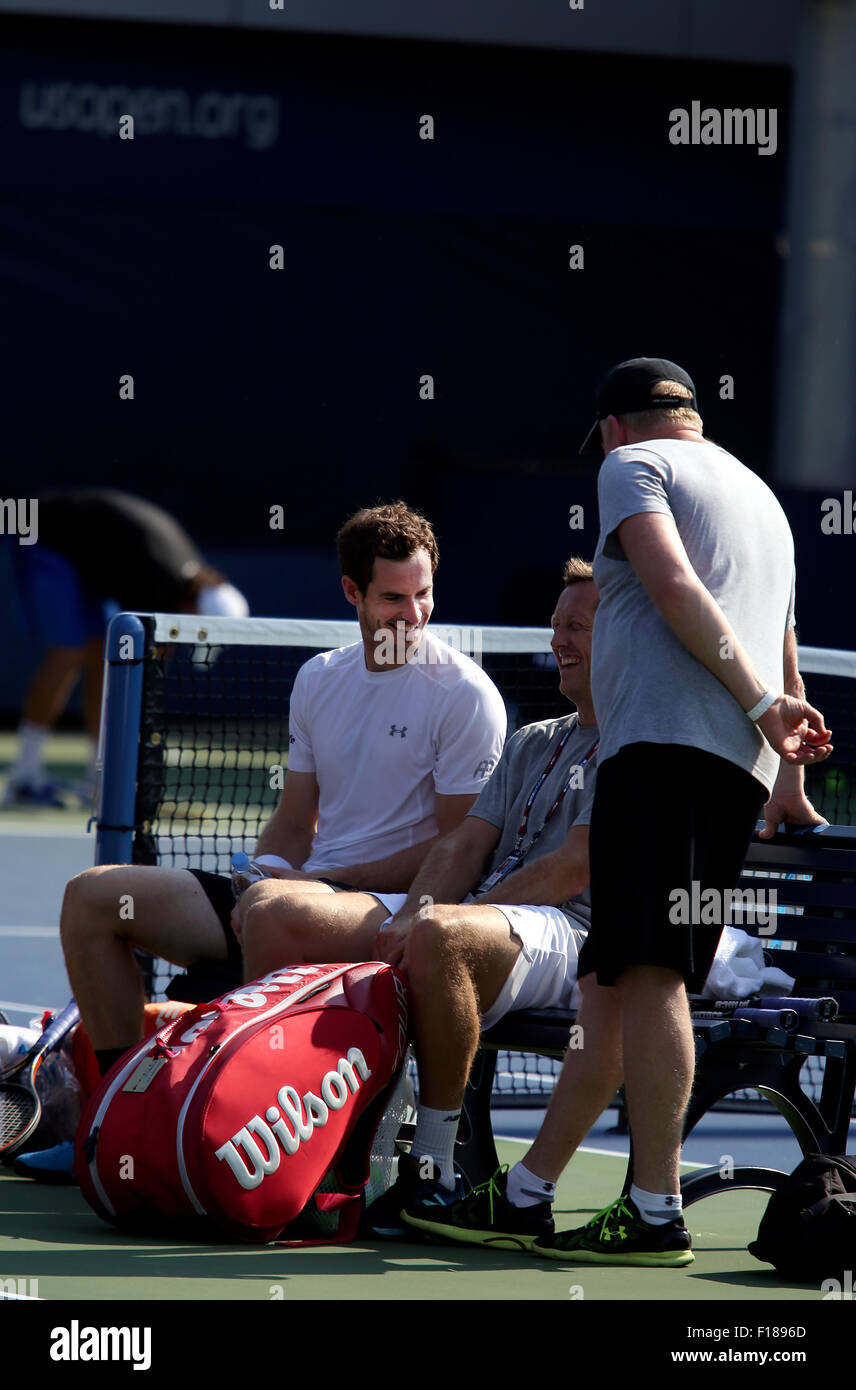 New York, USA. 29. August 2015. Der Brite Andy Murray teilt ein Lachen während einer Übung an der Billie Jean King USTA National Tennis Center in Flushing Meadows, New York auf Samstag, 29. August 2015.  Er bereitet sich auf die US Open am Montag beginnt. Bildnachweis: Adam Stoltman/Alamy Live-Nachrichten Stockfoto